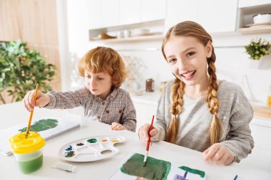 Küçük sanatçı onların yeni suluboya test