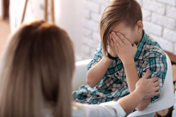 Bouleversé garçon parler avec psychologue — Photo