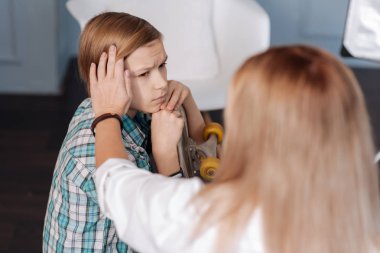 Genç erkek kişi melankoli ifade