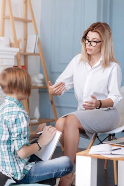 danışmanlık sırasında zeki psikolog