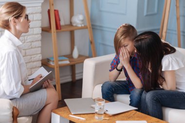 Ağlayan çocuk yüzünü kapsayan