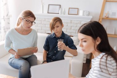 Çekici anne iki eliyle tutarak klasöründe