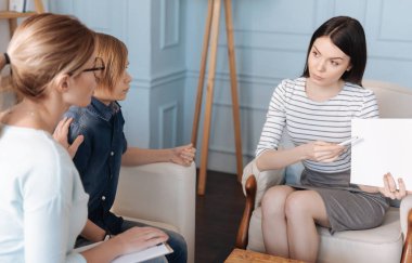 Ciddi genç kadın gösteren belgeler