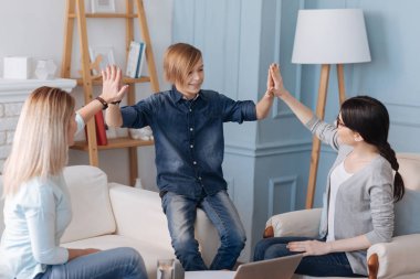 Çak bir beşlik veren olumlu mutlu çocuk