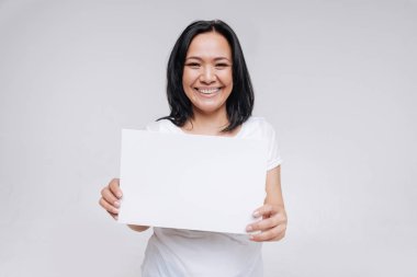 Beyaz bir işaret tutan kadın