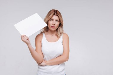 Düşünceli görünen gizemli şehvetli Bayan