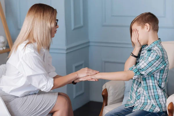 Adolescente perturbado sentado em psicoterapia — Fotografia de Stock