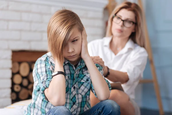 Triste adolescente cubriéndose las orejas — Foto de Stock