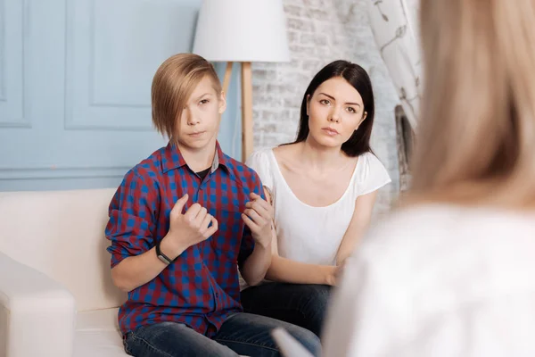 Madre e hijo sentados en consulta — Foto de Stock