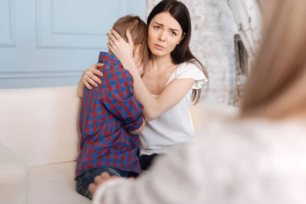 Molesto chico girando a su mamá — Foto de Stock