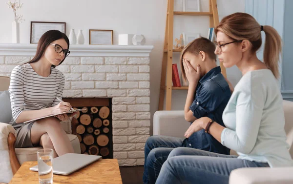 Persona femminile fiduciosa che prende appunti — Foto Stock