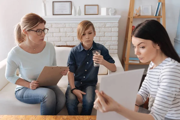 Madre attenta a guardare la donna — Foto Stock