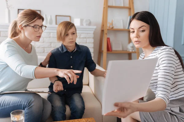 Zeer attente jongen op zoek rechtstreeks op papier — Stockfoto