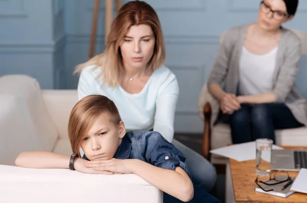 Adolescente arrabbiato sdraiato sul retro del divano — Foto Stock