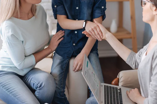 Close up van jongen tijdens het schudden van handen — Stockfoto