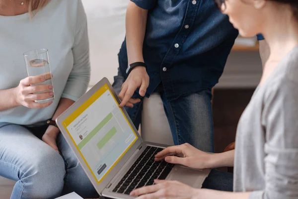 Eleganta tonåringen pekar på laptop skärm — Stockfoto