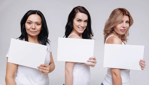 Mujeres que muestran signos blancos — Foto de Stock