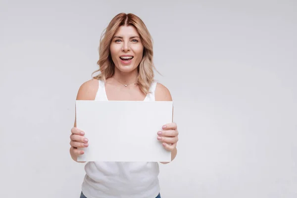 Jonge vrouw op zoek opgewonden — Stockfoto