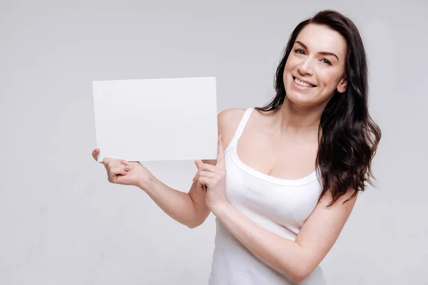 Menina demonstrando sinal em branco — Fotografia de Stock