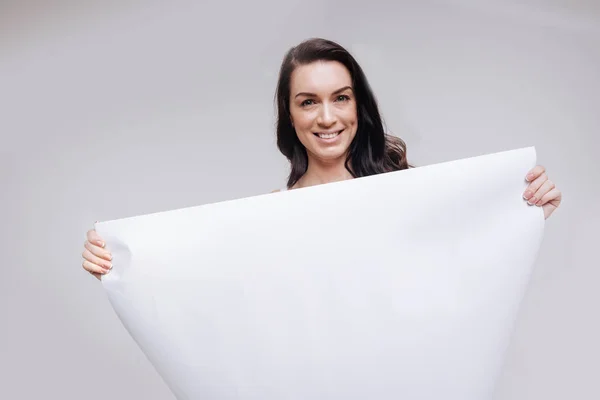 Приголомшлива радісна жінка позує з плакатом — стокове фото