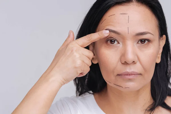 Aziatische vrouw zouden willen veranderen zichzelf — Stockfoto