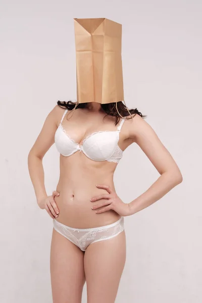 Femme couvrant son visage avec un sac en papier — Photo