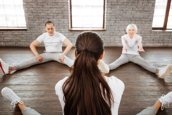 Grupo de personas mayores haciendo ejercicios — Foto de Stock