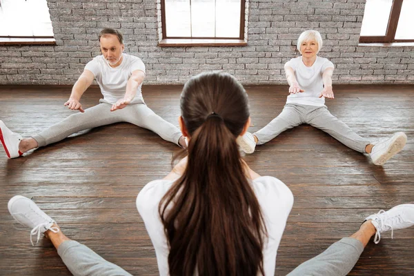 Grupo de personas mayores haciendo ejercicios — Foto de Stock