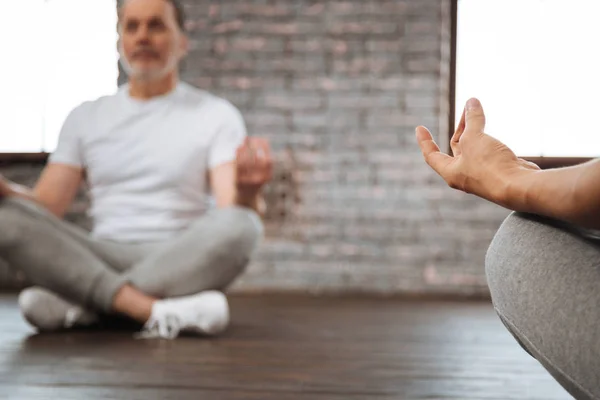 Trainer Hand in Yoga-Pose — Stockfoto