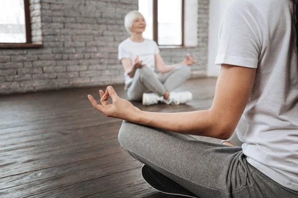 Female coach sitting on the front ground — Stock Photo, Image