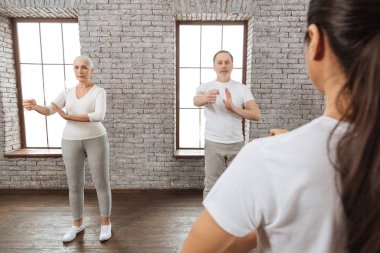 insanlar yoga egzersizleri yapıyor