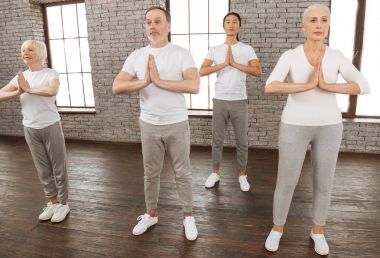 Grup egzersizleri yaparken yoga aşıkların