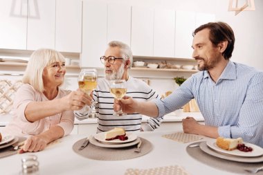 Neşeli adam ailesiyle birlikte evde tatil tebrik