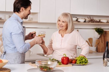 Sakallı adam annesi ile şarap içme 