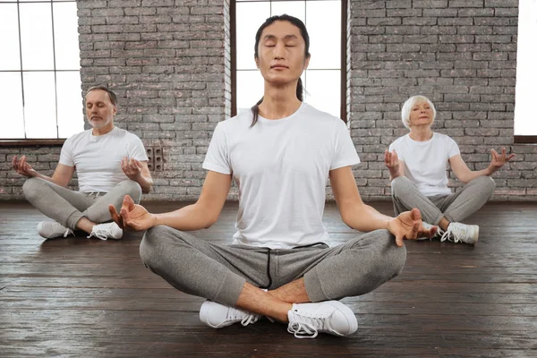 Entspannte Gruppe gesunder Menschen beim Meditieren — Stockfoto