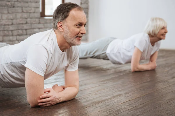 Retrato de personas mayores haciendo ejercicios — Foto de Stock