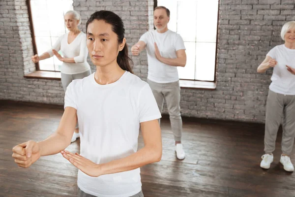 Besöka yoga med instruktör — Stockfoto