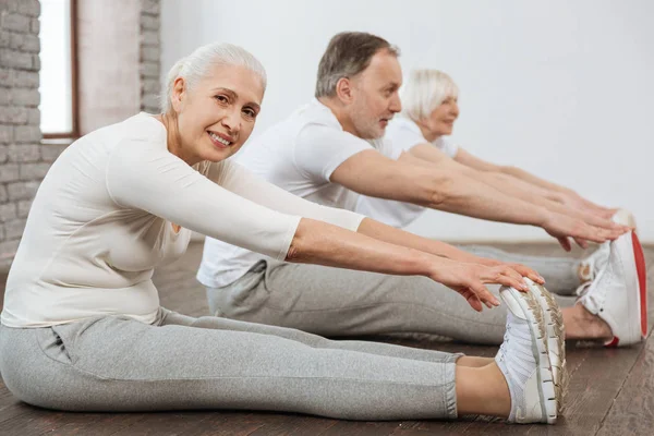 Personas positivas que se extienden hacia atrás — Foto de Stock