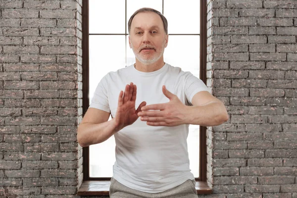 Homem de mãos dadas na posição de ioga — Fotografia de Stock