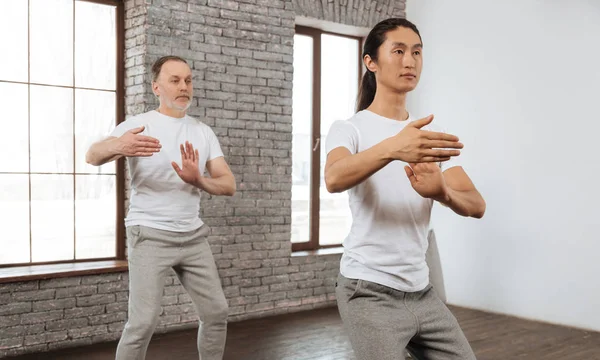 Zwei männliche Personen bei Yoga-Posen — Stockfoto