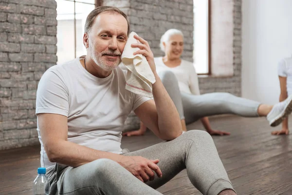 Glada skäggiga manliga person som har resten — Stockfoto