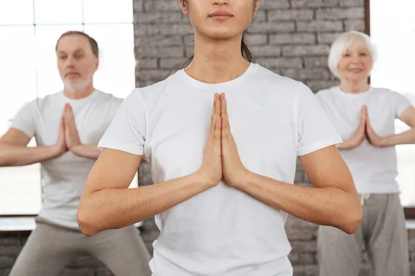 Nahaufnahme gepresster Hände während der Meditation — Stockfoto