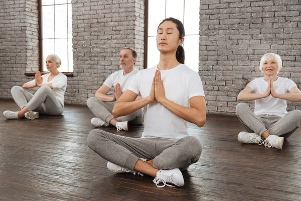 Besuch Yoga mit Instruktor — Stockfoto