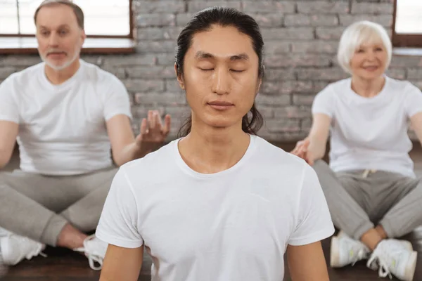 Rentner mit Yogalehrer — Stockfoto