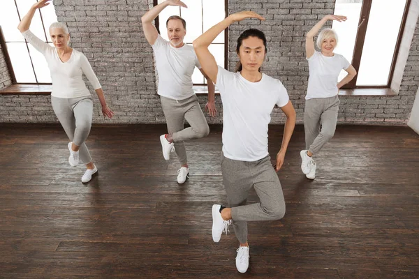 Group of healthy people holding balance — Stock Photo, Image