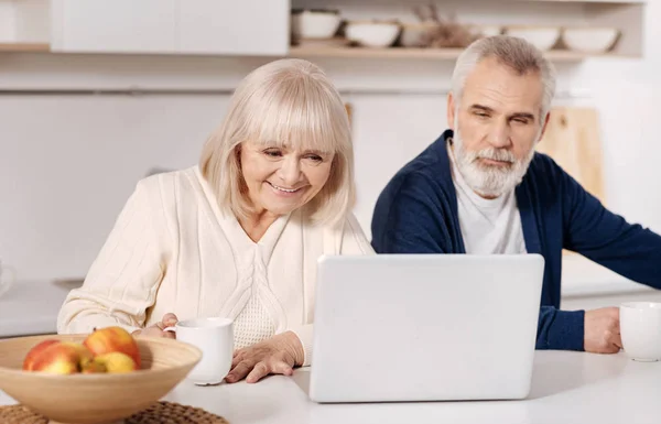 Casal usando laptop em casa — Fotografia de Stock