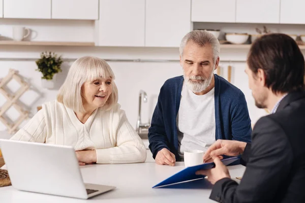 Pareja teniendo conversación con agente inmobiliario en casa — Foto de Stock