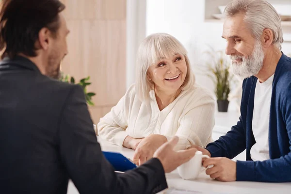 Pareja discutiendo contrato en casa — Foto de Stock