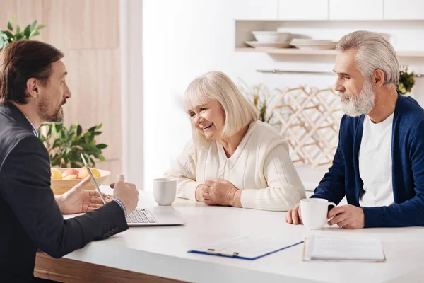 Agent möte med äldre par klienter — Stockfoto