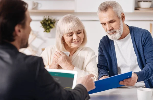 Asesora inmobiliaria trabajando con pareja de ancianos — Foto de Stock